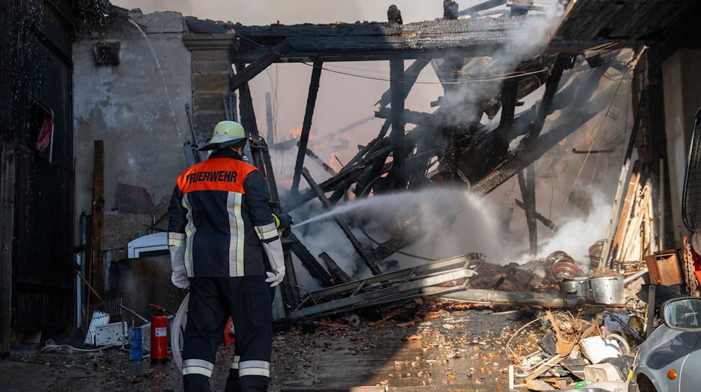 Eine Scheune war der Ausgangspunkt des Feuers. / Foto: Pia Bayer/dpa