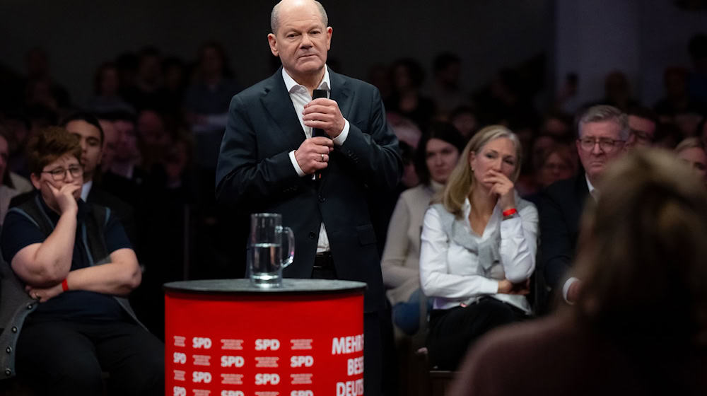 Gleich zu Beginn seiner Wahlkampfveranstaltung findet Olaf Scholz klare Worte für den Umgang mit dem Attentäter von München.  / Foto: Sven Hoppe/dpa