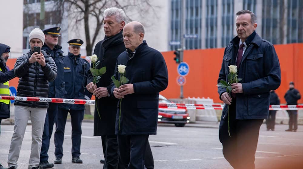 Scholz besuchte den Anschlagsort nach dem Besuch der Sicherheitskonferenz. / Foto: Pia Bayer/dpa