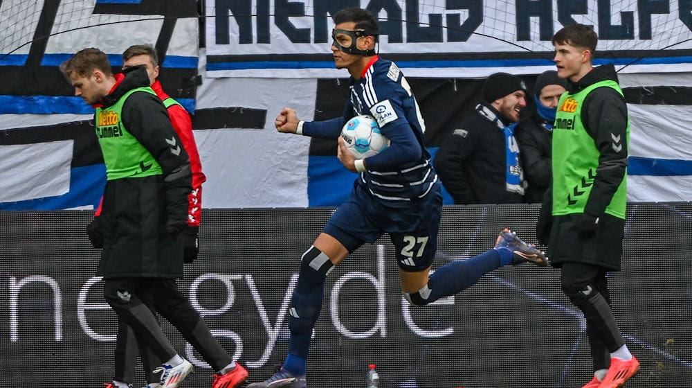 Stürmer Davie Selke lässt den HSV spät jubeln. / Foto: Armin Weigel/dpa