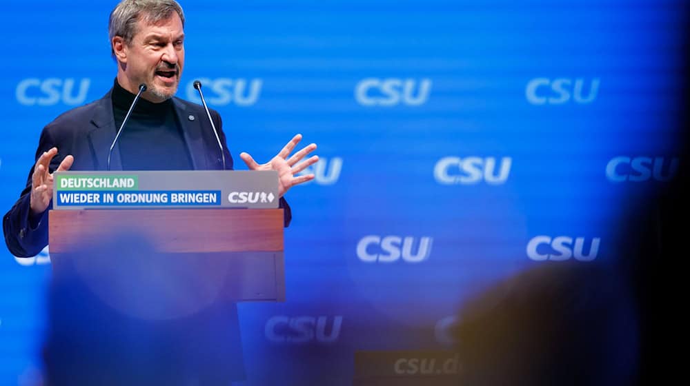 Deutliche Worte in Richtung Kirchen: Markus Söder auf dem CSU-Parteitag. / Foto: Daniel Karmann/dpa