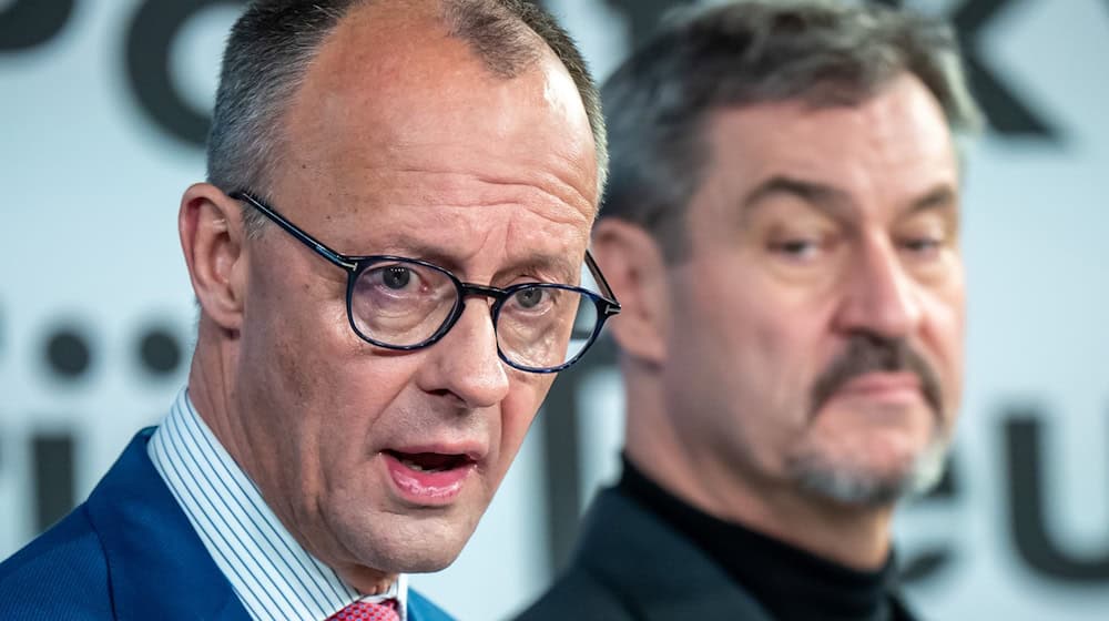 Markus Söder (r) steht trotz der Abstimmungsniederlage im Bundestag weiter hinter Unionskanzlerkandidat Friedrich Merz (Archivbild).  / Foto: Michael Kappeler/dpa