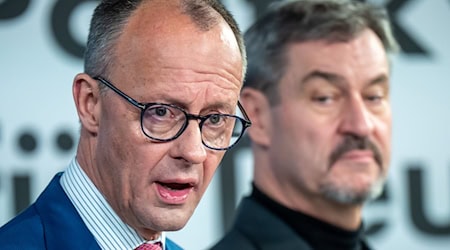 Markus Söder (r) steht trotz der Abstimmungsniederlage im Bundestag weiter hinter Unionskanzlerkandidat Friedrich Merz (Archivbild).  / Foto: Michael Kappeler/dpa