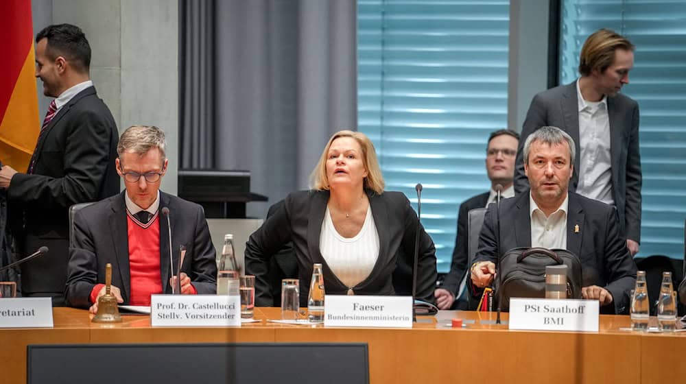 Die Mitglieder des Innenausschusses im Bundestag wollen sich diese Woche zu einer Sondersitzung treffen, in der es um den Anschlag in München gehen soll (Archivbild).  / Foto: Kay Nietfeld/dpa