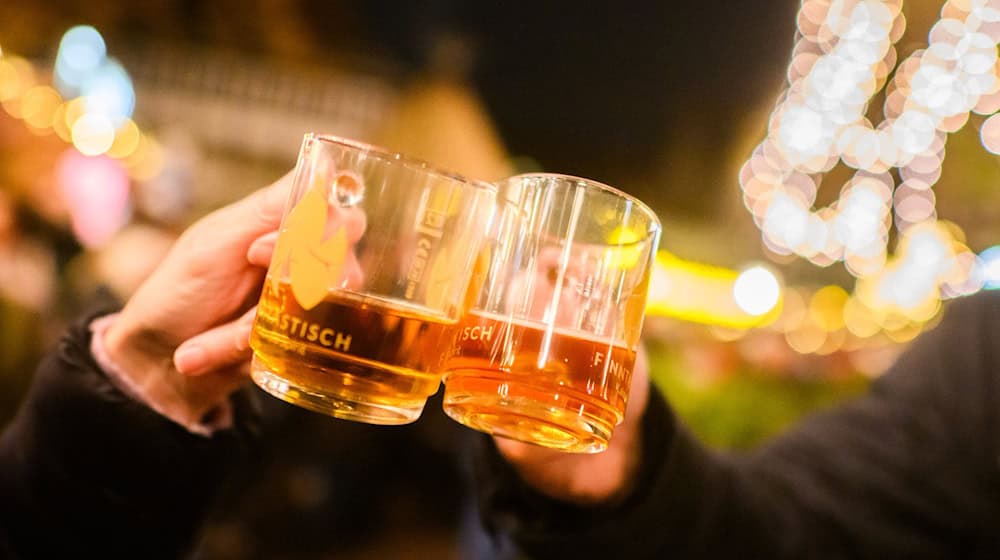 Auf der Skihütte wärmt man sich gern mit Alkoholischem. (Symbolbild) / Foto: Julian Stratenschulte/dpa