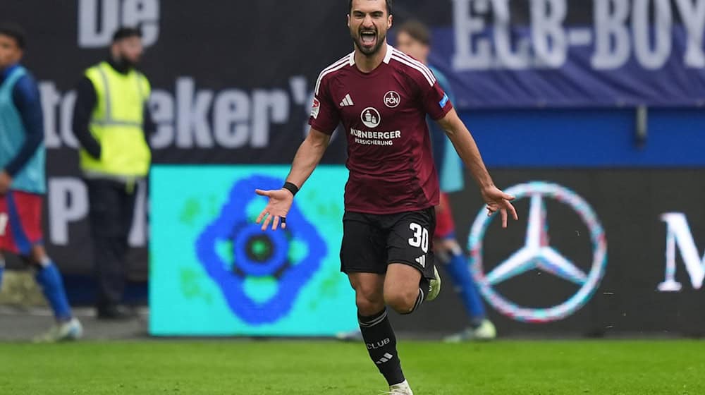 Stürmer Mahir Emreli bleibt dem 1. FC Nürnberg nun doch erhalten. / Foto: Marcus Brandt/dpa