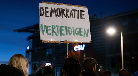 Erneut demonstrieren Tausende für den Erhalt der Demokratie und gegen den Einfluss rechtsextremer Parteien in Deutschland (Archivbild).  / Foto: Sven Hoppe/dpa