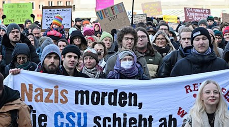 Das ganze Wochenende über waren Tausende Menschen auf Bayerns Straßen und Plätzen, um gegen Rechts und die Migrationspolitik von Friedrich Merz zu demonstrieren.  (Foto Archiv) / Foto: Uwe Lein/dpa