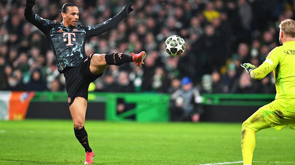 Celtic-Torwart Kasper Schmeichel (r) in Aktion heim Hinspiel gegen Bayerns Leroy Sané. / Foto: Sven Hoppe/dpa