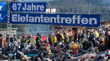 Mehr als 4000 Biker kamen am Wochenende zum «Elefantentreffen» im Bayerischen Wald zusammen. / Foto: Armin Weigel/dpa