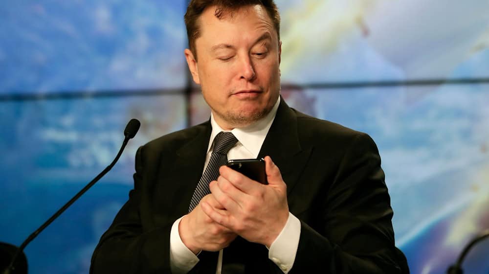 Der US-Unternehmer Elon Musk hatte die Plattform Twitter übernommen und zu X umbenannt. (Archivbild) / Foto: John Raoux/AP/dpa