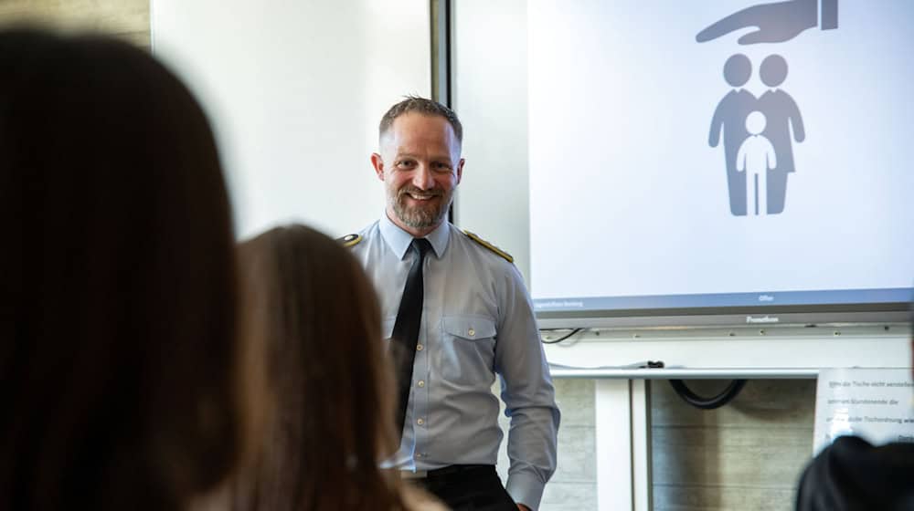 Ein Jugendoffizier spricht in einer Schule über politische Bildung (Archivbild) / Foto: Pia Bayer/dpa