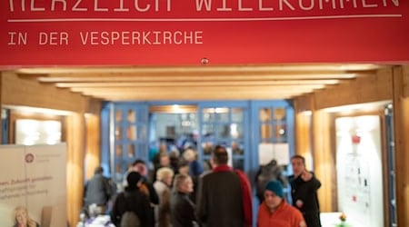 Neben einem erschwinglichen und mancherorts kostenlosen Essen laden die «Vesperkirchen» laut Diakonie Bayern vielerorts auch zu Konzerten und Gottesdiensten ein. (Archivbild) / Foto: Daniel Karmann/dpa