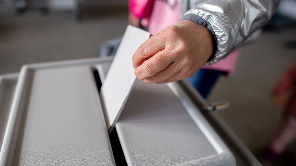 Bei einem Bürgerentscheid im Landkreis Landsberg wurde ein 120 Millionen Euro teurer Neubau für das Landratsamt abgelehnt. (Symbolbild) / Foto: Hauke-Christian Dittrich/dpa