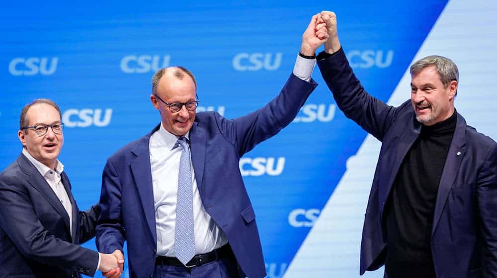Bereits beim kleinen CSU-Parteitag in Nürnberg hatten sich die Spitzen der Union gegenseitig auf der Bühne gefeiert und die Tage bis zur Regierungsübernahme gezählt. (Archivbild) / Foto: Daniel Karmann/dpa
