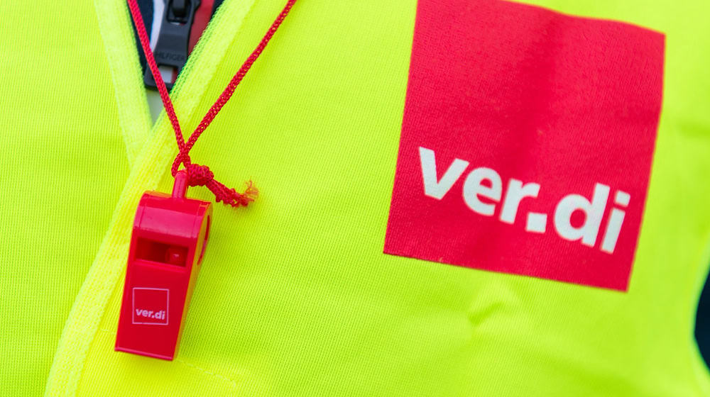 Die Gewerkschaft Verdi ruft zu Warnstreiks auf. (Archivbild) / Foto: Christophe Gateau/dpa