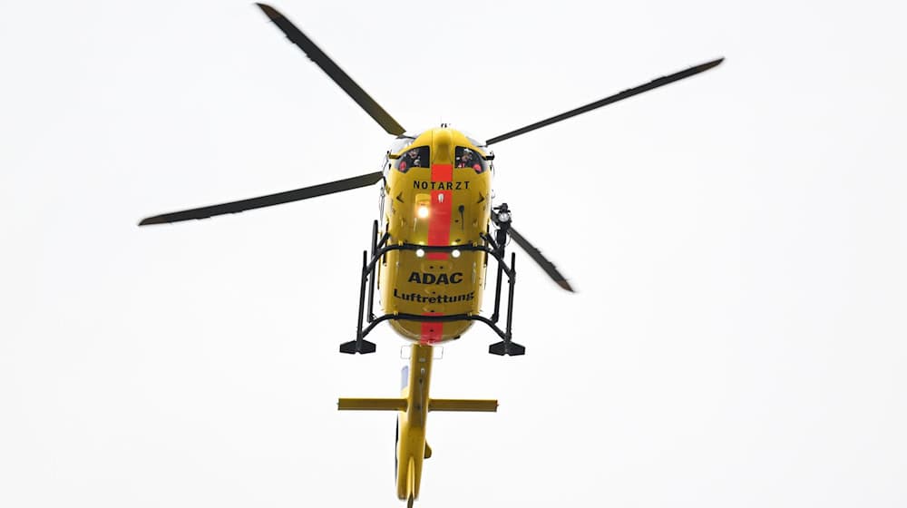 Eine der Fahrerinnen wurde mit einem Hubschrauber in ein Krankenhaus geflogen. (Symbolbild) / Foto: Bernd Weißbrod/dpa