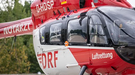 Ein Rettungshubschrauber flog den Schwerverletzten zu einem Krankenhaus. (Symbolbild) / Foto: Daniel Karmann/dpa