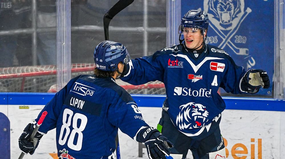 Joshua Samanski (r) sorgte für die Straubing Tigers zum Playoff-Sieg gegen Frankfurt. / Foto: Armin Weigel/dpa