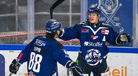 Joshua Samanski (r) sorgte für die Straubing Tigers zum Playoff-Sieg gegen Frankfurt. / Foto: Armin Weigel/dpa