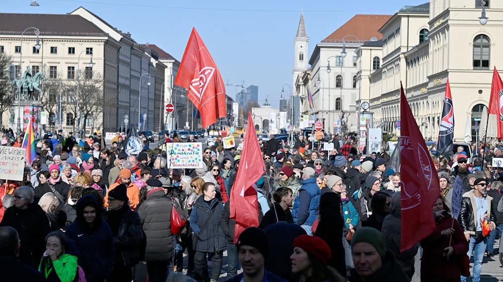 Die Demonstrierenden sprachen sich gegen einen Rechtsruck und eine Spaltung der Gesellschaft aus. / Foto: Uwe Lein/dpa