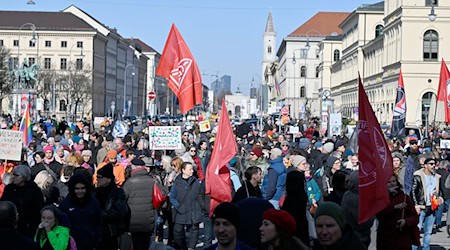 Die Demonstrierenden sprachen sich gegen einen Rechtsruck und eine Spaltung der Gesellschaft aus. / Foto: Uwe Lein/dpa