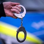 Die Polizei hat einen Mann festgenommen, der im Streit mit einem Glas auf seinen Kontrahenten eingeschlagen haben soll. (Symbolbild) / Foto: Soeren Stache/dpa