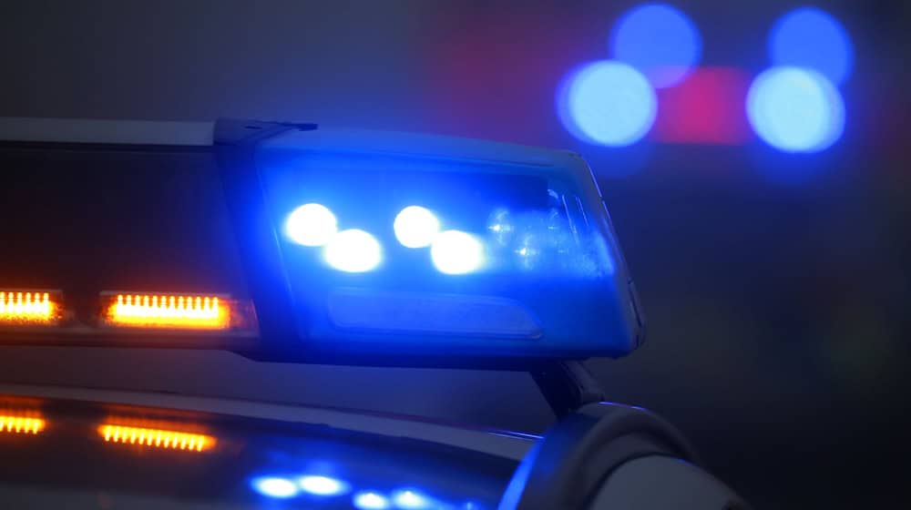 Die Polizei war in der Nacht wegen eines tödlichen Autounfalls im Einsatz. (Symbolbild) / Foto: Karl-Josef Hildenbrand/dpa/Archivbild