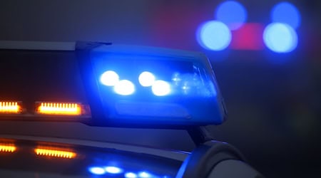 Die Polizei war in der Nacht wegen eines tödlichen Autounfalls im Einsatz. (Symbolbild) / Foto: Karl-Josef Hildenbrand/dpa/Archivbild