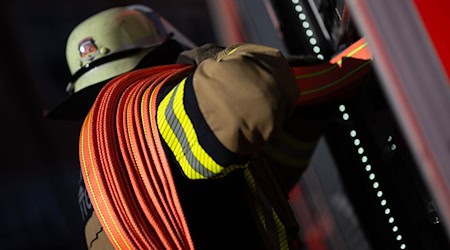 Die Feuerwehr fand den Angaben zufolge den verletzten Mann im Flur. (Symbolbild) / Foto: Marijan Murat/dpa