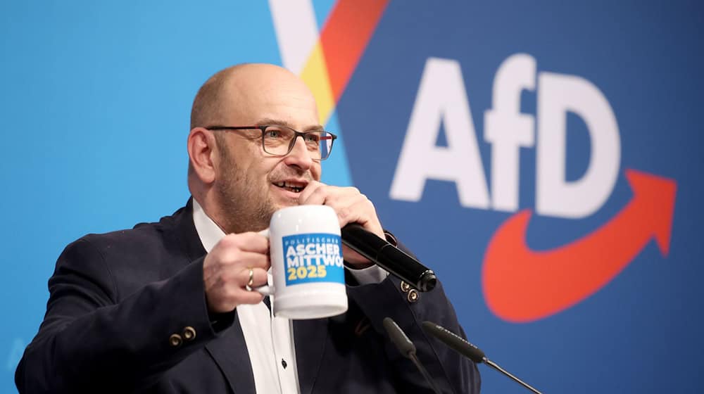 Stephan Protschka, Landesvorsitzender der AfD Bayern, prostet beim Politischen Aschermittwoch den Anwesenden zu. / Foto: Karl-Josef Hildenbrand/dpa