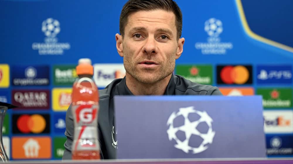 Leverkusens Trainer Xabi Alonso glaubt an das Wunder im Champions-League-Achtelfinale gegen den FC Bayern München.  / Foto: Federico Gambarini/dpa