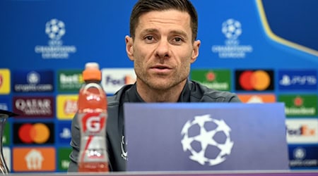 Leverkusens Trainer Xabi Alonso glaubt an das Wunder im Champions-League-Achtelfinale gegen den FC Bayern München.  / Foto: Federico Gambarini/dpa