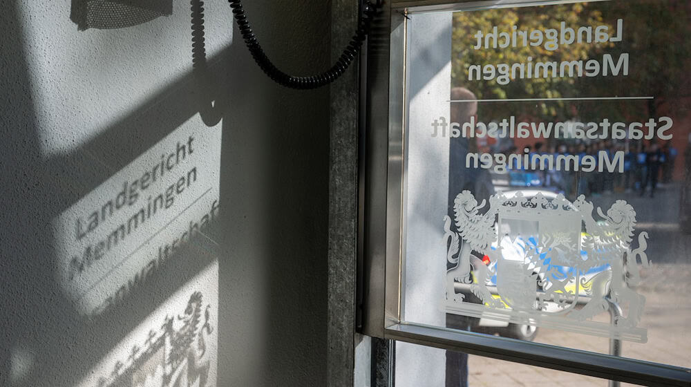 Vor dem Landgericht Memmingen, hier der Eingangsbereich, haben Angehörige einen Gefangentransporter mit einem Angeklagten darin behindert. (Archivfoto) / Foto: Stefan Puchner/dpa