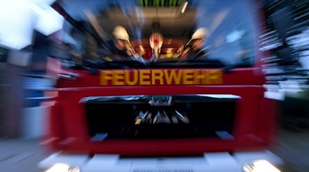 Die Einsatzkräfte der Feuerwehr befreiten die Frau aus dem Aufzugschacht. (Symbolbild) / Foto: Carsten Rehder/dpa