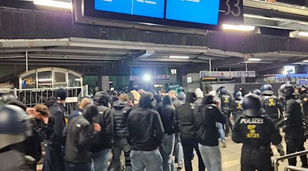 Polizisten nahmen die Fans am Bahnhof in Empfang. / Foto: -/Bundespolizeiinspektion /dpa