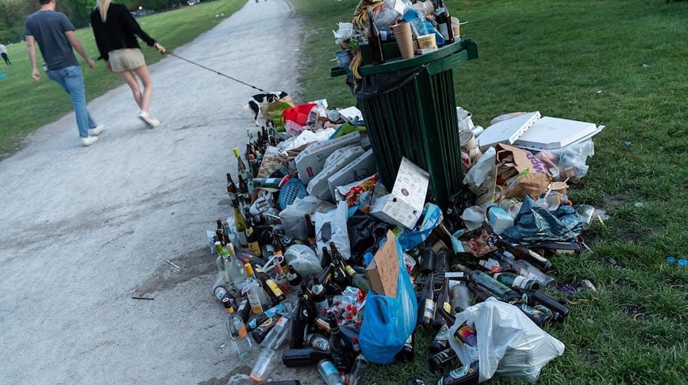 Bayerns Großstädte haben es mit immer mehr Müll zu tun - besonders in öffentlichen Parks. (Archivbild) / Foto: Peter Kneffel/dpa