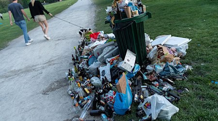 Bayerns Großstädte haben es mit immer mehr Müll zu tun - besonders in öffentlichen Parks. (Archivbild) / Foto: Peter Kneffel/dpa