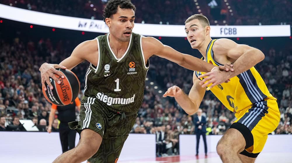 Oscar da Silva (l) vom FC Bayern München Basketball fällt wegen einer Knieverletzung mehrere Wochen aus. / Foto: Lukas Barth/dpa