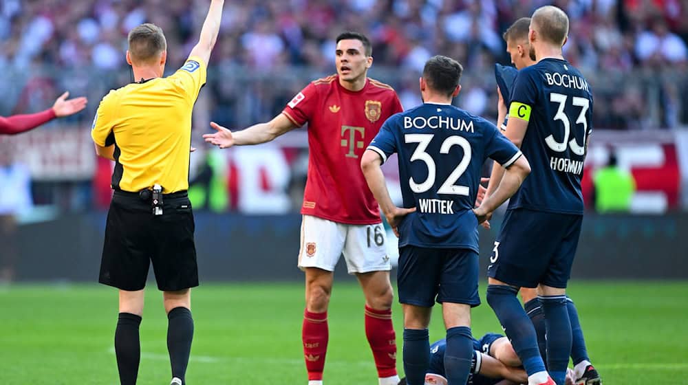 Muss ein Spiel aussetzen: Bayerns João Palhinha (2.v.l.) nach seiner Roten Karte gegen Bochum. / Foto: Sven Hoppe/dpa