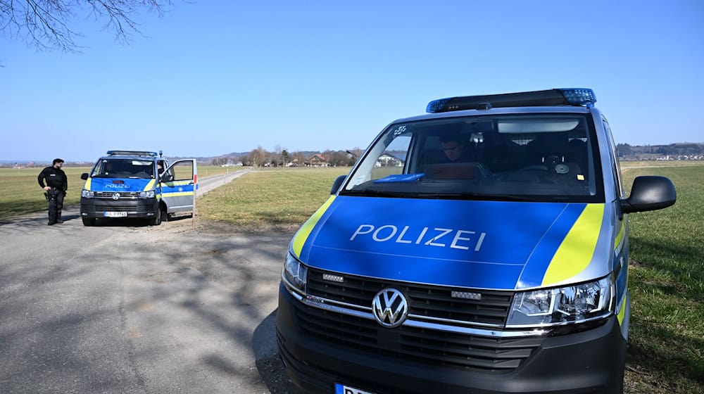 Polizei-Einsatzfahrzeuge stehen wegen einer Durchsuchung in der Nähe eines Rinderbetriebes. Die Kontrollbehörde will nun gegen den Betriebsleiter des Unternehmens ein Tierhalteverbot durchsetzen. (Archivfoto) / Foto: Pichler/swd-medien/dpa