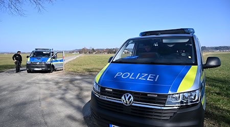 Polizei-Einsatzfahrzeuge stehen wegen einer Durchsuchung in der Nähe eines Rinderbetriebes. Die Kontrollbehörde will nun gegen den Betriebsleiter des Unternehmens ein Tierhalteverbot durchsetzen. (Archivfoto) / Foto: Pichler/swd-medien/dpa