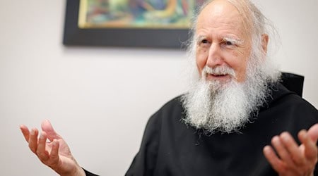 Anselm Grün sieht im Verzicht etwas Positives. (Archivbild) / Foto: Daniel Karmann/dpa