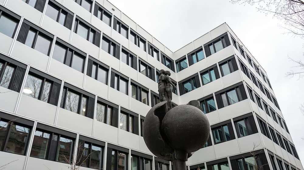 Polizisten durchsuchten am Dienstag Räume der Ausländerbehörde in München.  / Foto: Leonie Asendorpf/dpa