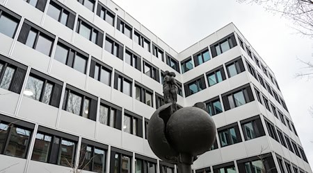 Polizisten durchsuchten am Dienstag Räume der Ausländerbehörde in München.  / Foto: Leonie Asendorpf/dpa