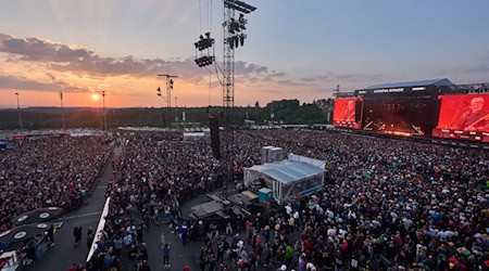 Mehr Menschen als je zuvor: Beim Jubiläum im Juni erwartet «Rock am Ring» einen Besucherrekord. (Archivbild) / Foto: Thomas Frey/dpa