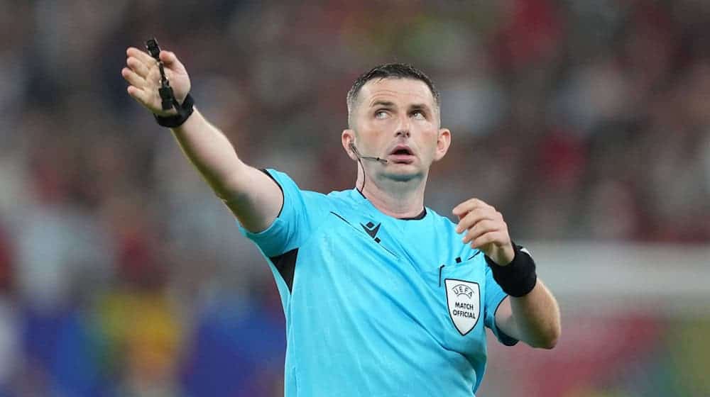 Der Engländer Michael Oliver leitet das Champions-League-Spiel Bayern München-Bayer Leverkusen. / Foto: Soeren Stache/dpa