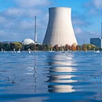 Am Standort des inzwischen vom Netz genommenen Kernkraftwerks Isar 2 befindet sich auch ein Zwischenlager. In dieses werden sieben Castor-Behälter mit Atommüll eingelagert. (Archivbild) / Foto: Armin Weigel/dpa