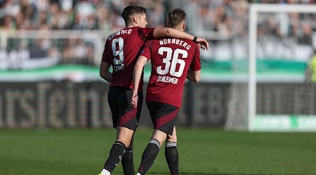 Stefanos Tzimas (l) und Lukas Schleimer (r) sorgen beim 1. FC Nürnberg für Erleichterung. / Foto: Friso Gentsch/dpa