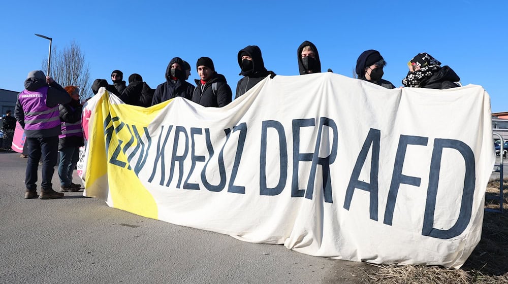 Etwa 200 Menschen protestierten laut Polizei gegen den politischen Aschermittwoch der AfD. / Foto: Karl-Josef Hildenbrand/dpa